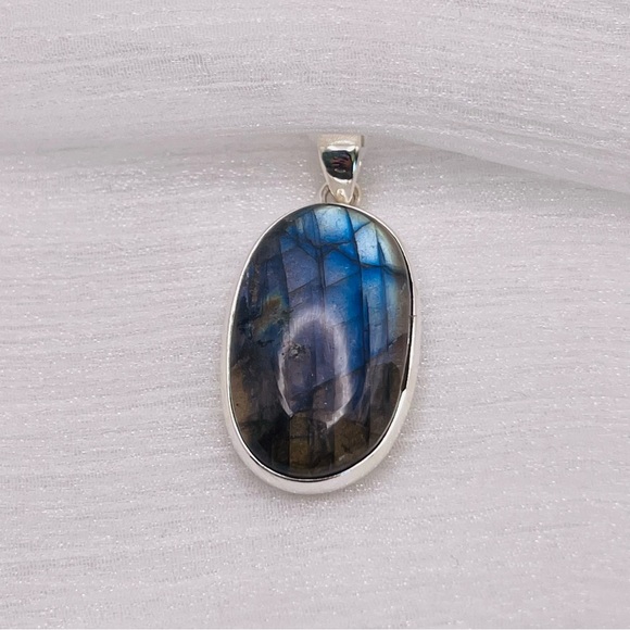 Venus and Vulcan Jewelry - LA1 Labradorite Oval S925 Pendant